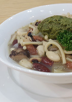 ซุปผักรวมกับถั่วและเส้นสปาเก็ตตี้เพสโต้ซอส